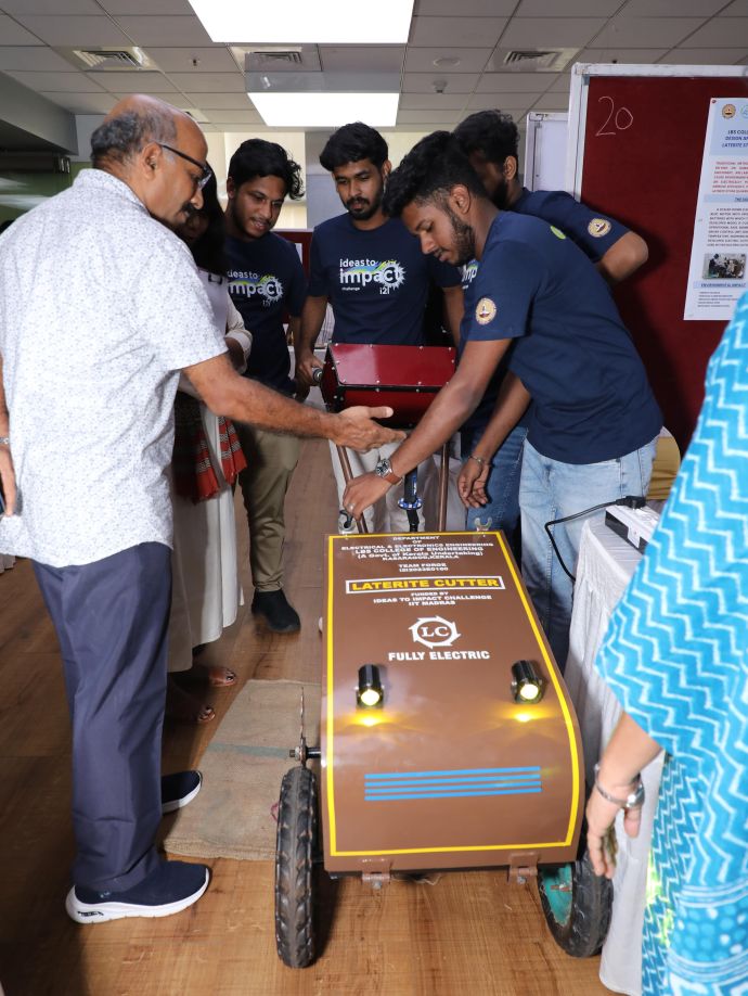 Team Forge, one of the Five Winning Teams at the inaugural edition of ‘ideas to Impact’ (i2I) Challenge, explaining their product.jpg