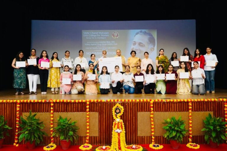 No Nasha Nation’ Message Reaches MCM DAV College as Hundreds of Students Take the Drug-Free Pledge