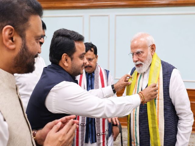 ​Andhra’s Iconic Mangalagiri Weave Reaches PM Modi as Vijay Chintakayala Marks National Handloom Day